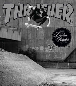 滑板手在半空中，下方是混凝土坡道，牆上有Thrasher標誌。 — Thrasher 壁紙