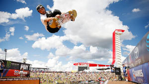 滑板手在戶外體育活動中騰空表演技巧，觀眾歡呼。 — X Games 壁紙