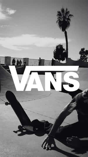 滑板手在滑板公園的混凝土上摔倒，有棕櫚樹和Vans標誌。 — Vans 標誌 壁紙