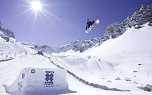 滑雪板運動員在 Winter X Games Europe 雪坡上空中表演技巧。 — MacBook Pro 13 壁紙