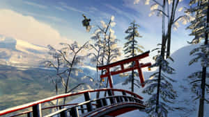 滑雪板運動員在白雪覆蓋的森林山脈中，靠近紅色鳥居，在半空中，夕陽西下。 — 冬季風景 壁紙