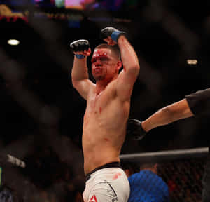 MMA拳手滿臉鮮血在八角籠內高舉拳頭慶祝勝利。 — 終極格鬥冠軍賽 壁紙