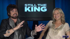 兩位微笑的主持人在電視採訪中做手勢，螢幕上顯示「STILL THE KING」。 — 女演員 壁紙