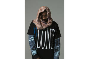 穿著格紋圍巾連帽和迷彩袖街頭服的男子。 — Vlone 壁紙