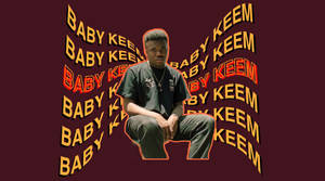 身穿黑色服裝的男子被栗色背景上重複的「BABY KEEM」文字包圍。 — 獨立小孩美學 壁紙