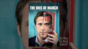 一名男子手持名為「The Ides of March」的雜誌，臉部部分被遮蓋。 — 丹尼爾·凱薩 壁紙