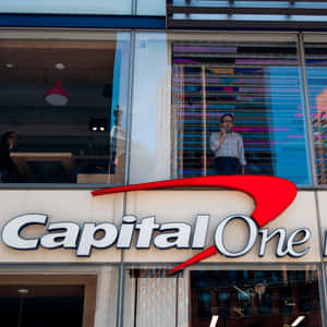 Capital One辦公室窗戶，男子站在裡面反射建築物 — 酷 壁紙