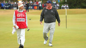 高爾夫球手和球童在The Open Championship期間在高爾夫球場上行走。 — 運動 壁紙