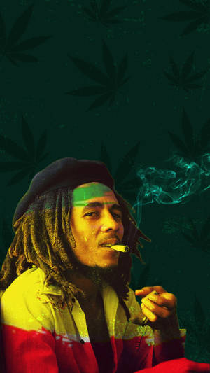 留著辮子頭、戴貝雷帽的男子在大麻葉背景前抽大麻煙。 — 巴布·馬利語錄 壁紙
