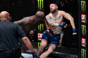籠內MMA拳手與裁判 — 運動 壁紙