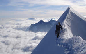 登山者在雲海上積雪的山脊 — 攀爬 壁紙