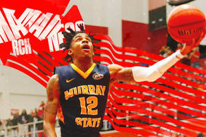 穿著 Murray State 球衣的籃球運動員在紅色圖形背景下投籃。