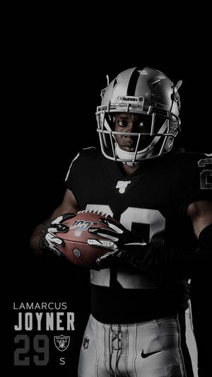 足球運動員Lamarcus Joyner穿著Raiders制服在攝影棚拍攝中手持球。 — 運動 壁紙