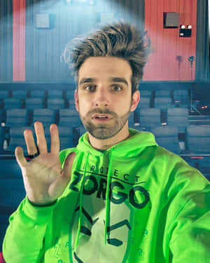 穿綠色連帽衫男子在空劇院揮手 — 間諜忍者 壁紙