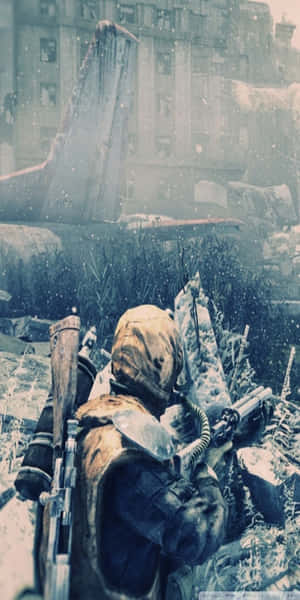 穿著冬季裝備的士兵在廢墟城市景觀中蹲在雪地裡手持步槍。 — 電玩遊戲 GIF 壁紙
