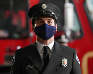 穿著制服和口罩的消防員站在消防車前 — 19號消防站 壁紙