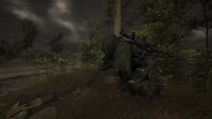穿著吉利服的士兵夜間在森林中持步槍蹲伏。 — 電玩遊戲 GIF 壁紙