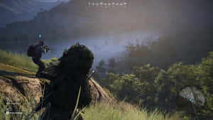 穿著吉利服的士兵蹲在草坡上，俯瞰霧氣瀰漫的森林山谷。 — 電玩遊戲 GIF 壁紙