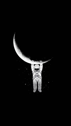 太空人在星際間舉起一彎新月。 — 4K 太空人 壁紙