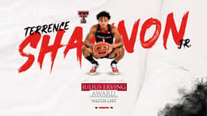 籃球運動員 Terrence Shannon Jr. 穿著德州理工大學球衣，拿著印有 Julius Erving Award 文字的球。 — 運動 壁紙