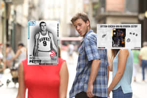 手持NBA球員卡的男人將視線從穿紅襯衫的女人身上移開。 — 幽默 壁紙