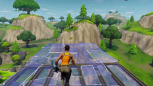 Fortnite玩家在綠樹成蔭的山丘上走玻璃橋 — 玩家 壁紙
