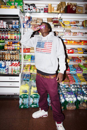 穿連帽衫的男子在便利商店走道喝汽水 — Kodak Black 壁紙