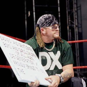 摔角手在擂台上舉著標牌，戴著頭巾和太陽眼鏡。 — 運動 壁紙