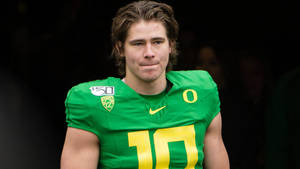 穿著綠色Oregon球衣、號碼10的美式足球員直視鏡頭。 — 羅素·衛斯特布魯克 壁紙