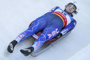 藍色服裝的雪橇運動員在冰道上 — 極限運動 壁紙