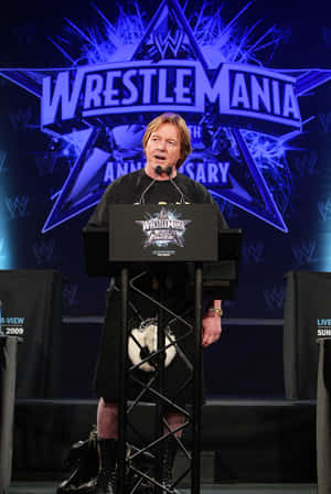 穿著蘇格蘭裙的男子在WrestleMania記者會講台上發言。 — 運動 壁紙