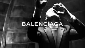 穿著西裝的男子在黑白 Balenciaga 廣告中舉起雙手。 — 巴黎世家 壁紙