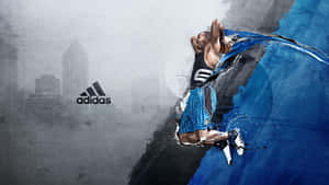 身穿藍色球衣的運動員在城市背景下跳起，手持籃球。 — Nike 節奏籃球 壁紙