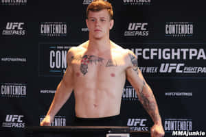 UFC拳手在稱重時帶有刺青和嚴肅表情。 — 終極格鬥冠軍賽 壁紙