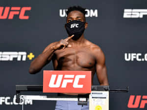 UFC拳手在稱重時戴著口罩指著胸口。 — 終極格鬥冠軍賽 壁紙
