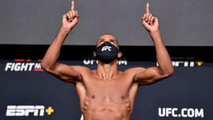 赤裸上身的UFC拳手戴面罩在稱重活動中向上指。 — 運動 壁紙