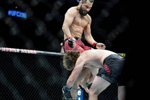 兩名戰士在UFC八角籠中進行綜合格鬥比賽時扭打在一起。 — 終極格鬥冠軍賽 壁紙