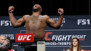 UFC 拳手在稱重時高舉拳頭慶祝勝利。 — 終極格鬥冠軍賽 壁紙