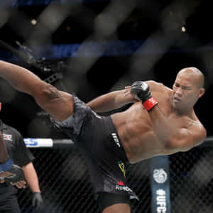 MMA拳手在比賽中於UFC八角籠內踢腿。 — 終極格鬥冠軍賽 壁紙