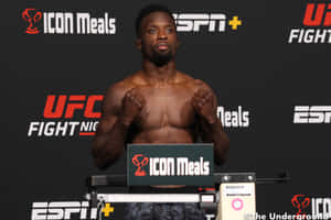 UFC拳手在稱重時舉起拳頭 — 終極格鬥冠軍賽 壁紙