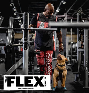 一名肌肉發達的男子在健身房與他的比特犬一起訓練。 — 弗萊克斯·惠勒 壁紙