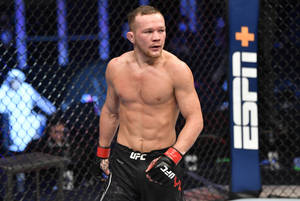 一名赤裸上身的MMA拳手穿著UFC裝備，在八角籠內進行比賽。 — 三島一八 壁紙