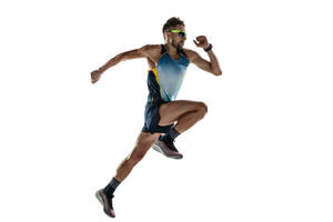運動型男性躍起，戴太陽眼鏡和跑步裝備，背景為白色。 — 運動 壁紙