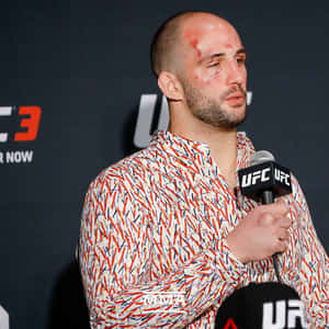 UFC拳手臉部瘀傷，在記者會上對著麥克風發言。 — 終極格鬥冠軍賽 壁紙