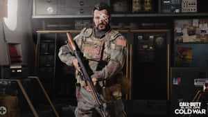 一名受傷的士兵在燈光昏暗的軍事指揮室裡拿著步槍。 — 決勝時刻黑色行動冷戰 壁紙
