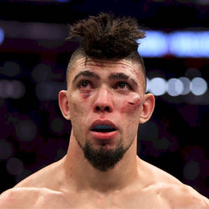 MMA拳手，滿臉鮮血，莫霍克髮型，在八角籠內。 — 極限運動 壁紙