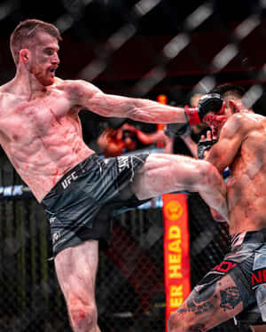 兩名拳手在UFC比賽中在八角籠內交換血淋淋的高踢。 — 4:5 壁紙
