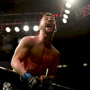 MMA拳手在鐵籠內胸前帶血慶祝勝利。 — 終極格鬥冠軍賽 壁紙