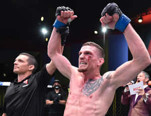 MMA拳手滿臉鮮血，裁判高舉其手臂慶祝勝利。 — 運動 壁紙