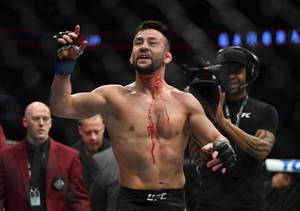 UFC拳手在八角籠內胸前帶血慶祝勝利。 — 終極格鬥冠軍賽 壁紙
